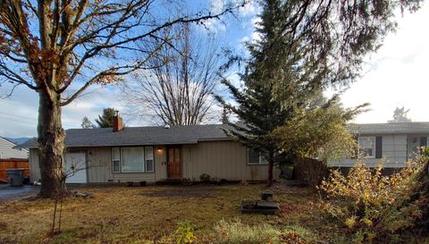 Photo of 1077 SE Ashley Place, Grants Pass, OR 97526 (MLS # 220213114)