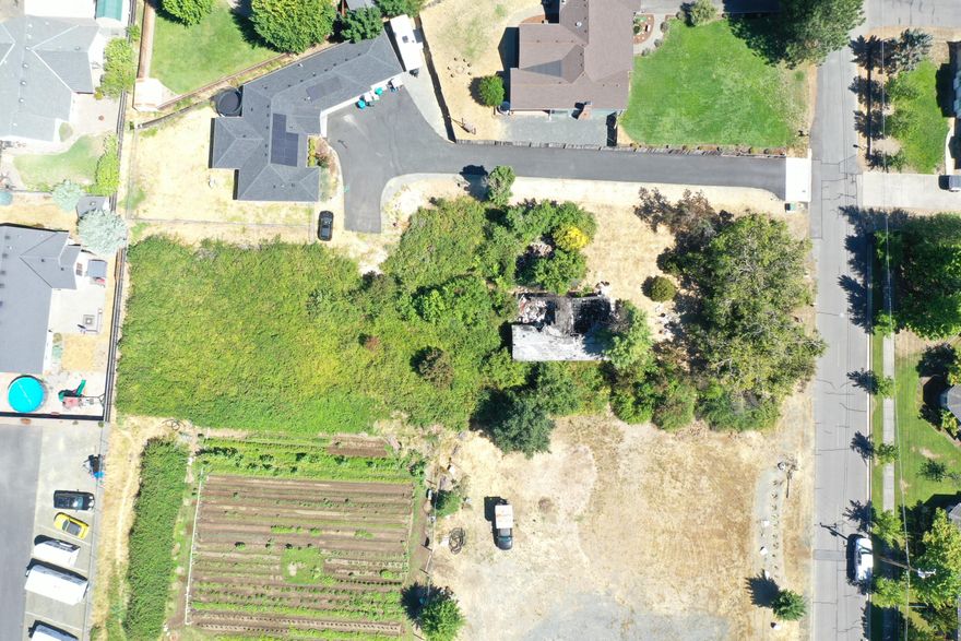 Prime Redevelopment Opportunity - 0.63 Acre Vacant Lot with Residential-Commercial Zoning.
Unlock the potential of this spacious **0.63-acre lot** in a desirable Grants Pass neighborhood. This property is now a blank canvas due to a recent fire. The land is zoned for Single-Family Res / General Commercial land use designation, offering exceptional flexibility for redevelop.
