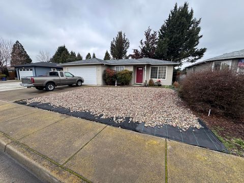 Photo of 1283 Far West Avenue, Central Point, OR 97502 (MLS # 220215134)
