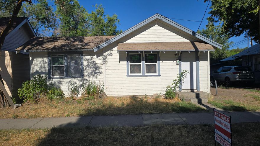 2 bed, 1 bath home that needs some love and is priced accordingly. Would make a great first home, downsizing or investment home. Mostly new windows windows.