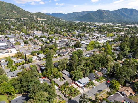 Tiny photo for 1341 NW Washington Boulevard, Grants Pass, OR 97526 (MLS # 220220003)