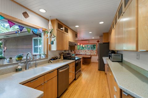 Tiny photo for 1341 NW Washington Boulevard, Grants Pass, OR 97526 (MLS # 220220003)