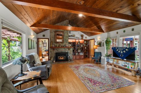 Tiny photo for 1341 NW Washington Boulevard, Grants Pass, OR 97526 (MLS # 220220003)