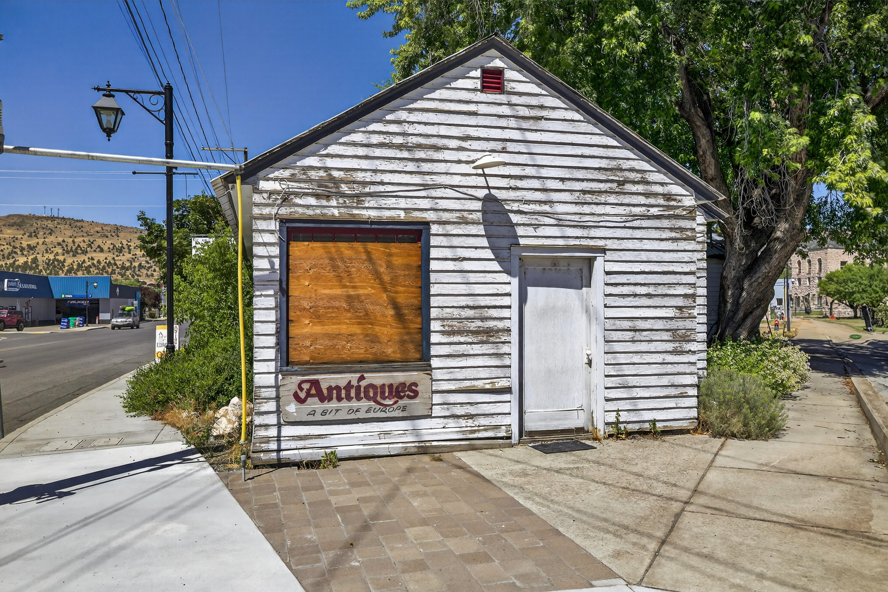 Main image without alt text