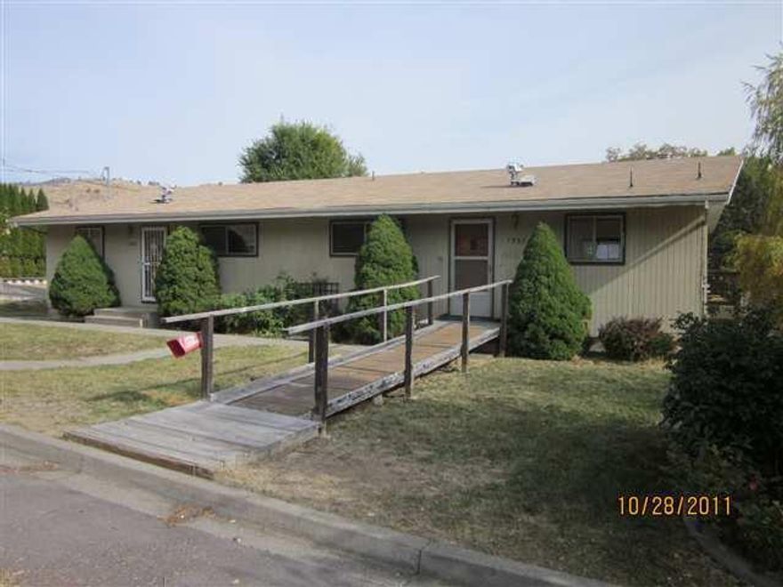 Great Duplex In The City! 2 Bedroom 1 Bath Units With A Daylight Basement For Additional Living Area And Garage. Plenty Of Parking. Nice Rental Area, Close To The Hospital. Not Much Work Needed, Priced To Sell!$1000 Minimum Em Required Along With A Prequal Letter Or Proof Of Funds. No Promissory Notes Accepted.