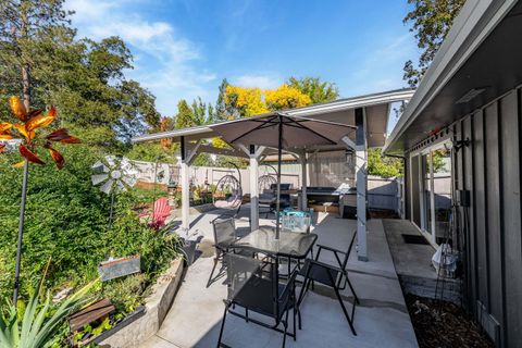 Tiny photo for 740 NW Kinney Street, Grants Pass, OR 97526 (MLS # 220210650)