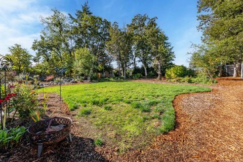 Tiny photo for 740 NW Kinney Street, Grants Pass, OR 97526 (MLS # 220210650)