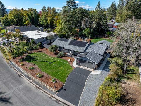 Photo of 740 NW Kinney Street, Grants Pass, OR 97526 (MLS # 220210650)