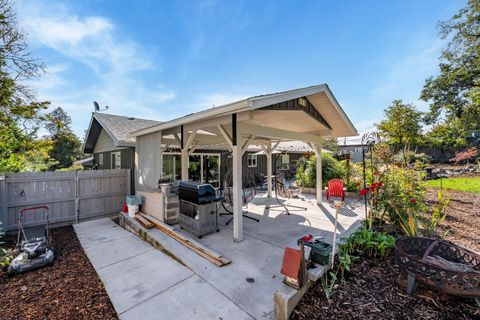 Tiny photo for 740 NW Kinney Street, Grants Pass, OR 97526 (MLS # 220210650)