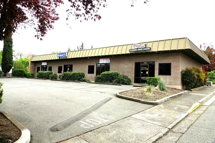 Nice end unit, great visibility from Hwy 66/Ashland Street. Private bath, 3 private offices. Great home for a new business or office! New large monument sign at the corner of Park and 66. 31 Cents per month per S/F NNN fee.