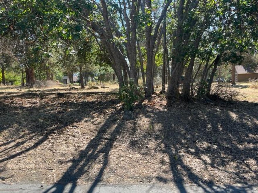 LEVEL BEAUTIFUL HOMESITE ON THE RIDGE AT THE RUNNING Y.  Cinnamon Teal is a favorite location at the Running Y due to the privacy and elevation.  .4 Acre  This site offers peek views of the lake and boasts mature white oaks.  Just a short walk to the trail at end of road leading to Kestrel and to lower Cinnamon Teal.  Enjoy the life style that the resort offers - Sports Center, Golf, Ice Rink, Restaurants and Trails.  Buy the lot now and build later.