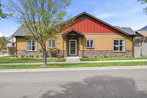 Photo of 3633 Harbrooke Road, Medford, OR 97504 (MLS # 220219772)