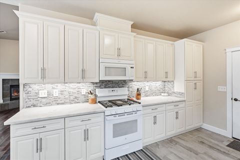 Tiny photo for 3633 Harbrooke Road, Medford, OR 97504 (MLS # 220219772)