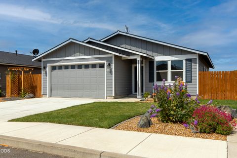 Photo of 633 Patriot Drive, Metolius, OR 97741 (MLS # 220224405)