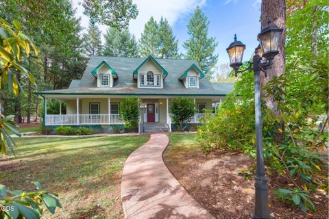 Photo of 306 White Oak Drive, Cave Junction, OR 97523 (MLS # 220229305)