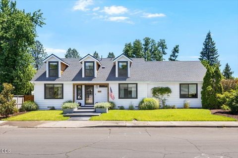 Photo of 421 Silverado Circle, Medford, OR 97504 (MLS # 220223964)
