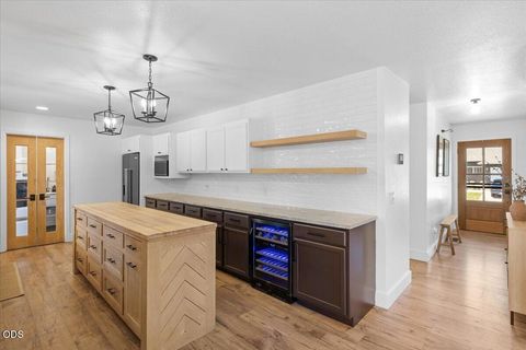 Tiny photo for 421 Silverado Circle, Medford, OR 97504 (MLS # 220223964)