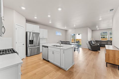 Tiny photo for 3265 Broken Top Way, Medford, OR 97504 (MLS # 220214265)