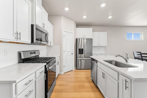 Tiny photo for 3265 Broken Top Way, Medford, OR 97504 (MLS # 220214265)