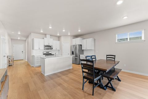 Tiny photo for 3265 Broken Top Way, Medford, OR 97504 (MLS # 220214265)