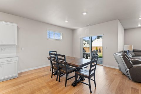 Tiny photo for 3265 Broken Top Way, Medford, OR 97504 (MLS # 220214265)