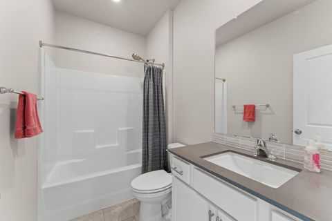 Tiny photo for 3265 Broken Top Way, Medford, OR 97504 (MLS # 220214265)