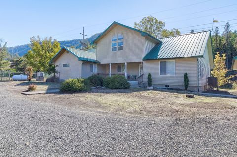 Photo of 26268 Oregon 62, Trail, OR 97541 (MLS # 220217317)
