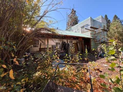 Photo of 200 Rainbow Park Drive, Chiloquin, OR 97624 (MLS # 220229887)