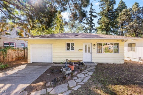 Photo of 28 Eastwood Drive, Medford, OR 97504 (MLS # 220228385)