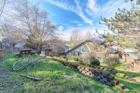 Tiny photo for 1987 Kelly Way, Grants Pass, OR 97527 (MLS # 220217438)