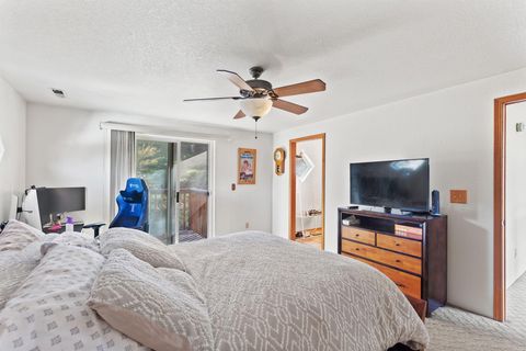 Tiny photo for 1987 Kelly Way, Grants Pass, OR 97527 (MLS # 220217438)