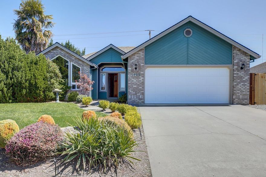 Newly remodeled single level in beautiful Larson Creek Estates. Conveniently located near all city services, Asante Medical Center, Centennial Golf Course and easy I-5 access. Move in ready, this well maintained home has 3 bedrooms, 2 bathrooms, formal dining, 2 car garage, is fully landscaped front and back with sprinklers. Large backyard covered patio for your relaxation. Easy to show!