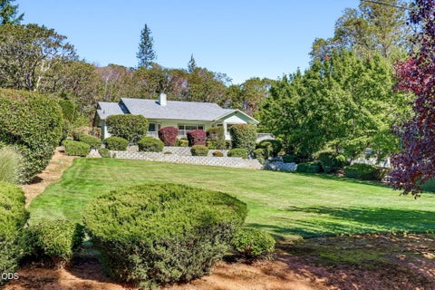 Photo of 42 Tenney Drive, Rogue River, OR 97537 (MLS # 220229682)