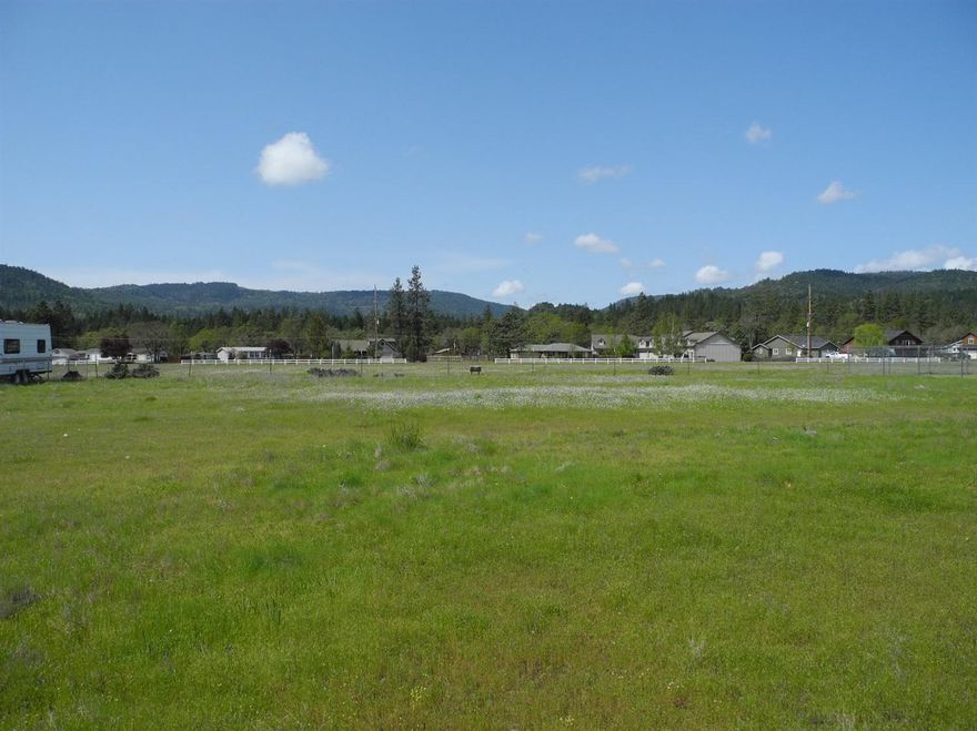 Pilots, here is the last undeveloped lot in Deer Park Estates adjacent to Shady Cove Air Park, a private airport. Level .47 acre lot with beautiful views, city sewer and a community water system that plans to connect to Hiland water service this fall.