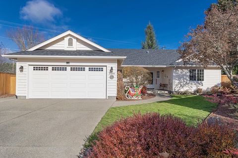 Photo of 2206 Egret Court, Grants Pass, OR 97526 (MLS # 220212728)
