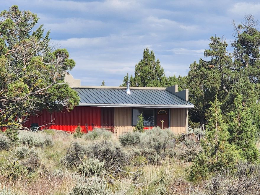 Gorgeous buildable lot with Cascade Mountain Views. Permitted 1000sq, ft. farm building. Lots of trees and a star gazers delight. Close to Prineville Resevior and OHV trails for your outdoor activities.