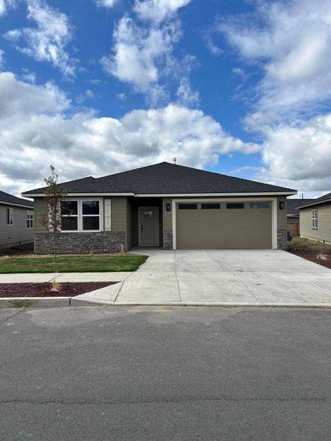 Photo of 3200 NW Dogwood Avenue, Redmond, OR 97756 (MLS # 220221296)