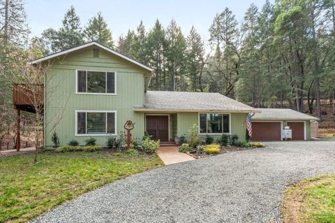 Photo of 304 Woodlake Drive, Grants Pass, OR 97527 (MLS # 220215682)