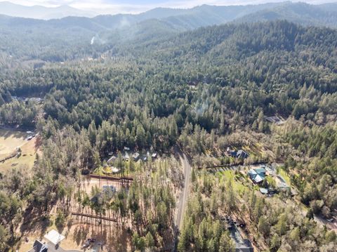Tiny photo for 304 Woodlake Drive, Grants Pass, OR 97527 (MLS # 220215682)