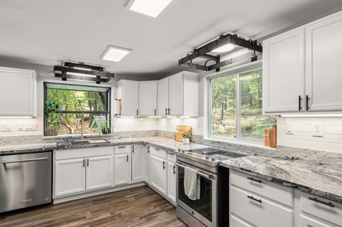 Tiny photo for 304 Woodlake Drive, Grants Pass, OR 97527 (MLS # 220215682)