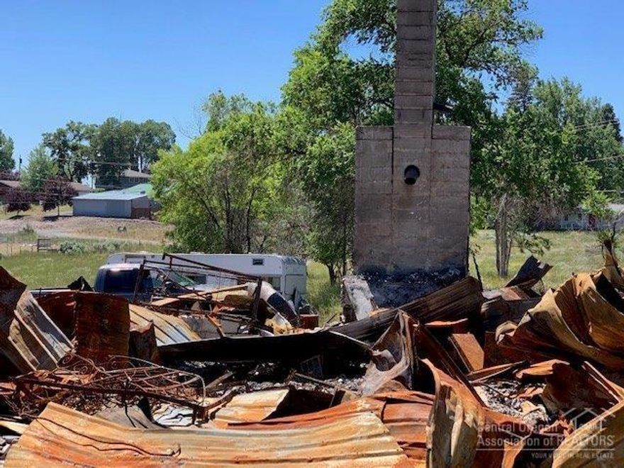 Nice sloping 5.97 acre city lot. Building site was location of a single family home that burned down on March 12, 1019. Should be easy to permit a new home with sewer, water and electric to the site. Partitioning or sub-dividing this property with City of Hines guidelines is also a possibility. Check with the City of Hines.