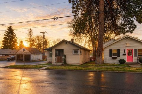 Photo of 624 NW Hill Street, Bend, OR 97703 (MLS # 220219888)
