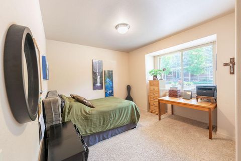 Tiny photo for 1274 Highland View Loop, Redmond, OR 97756 (MLS # 220219532)