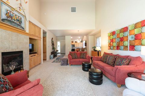 Tiny photo for 1274 Highland View Loop, Redmond, OR 97756 (MLS # 220219532)