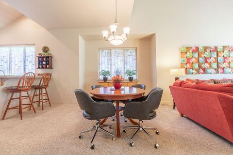 Tiny photo for 1274 Highland View Loop, Redmond, OR 97756 (MLS # 220219532)
