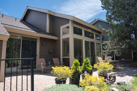 Tiny photo for 1274 Highland View Loop, Redmond, OR 97756 (MLS # 220219532)