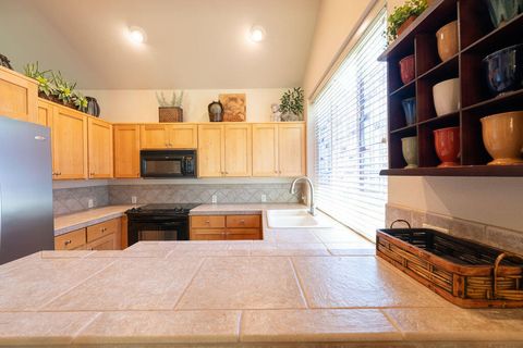 Tiny photo for 1274 Highland View Loop, Redmond, OR 97756 (MLS # 220219532)