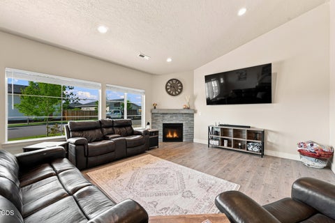 Tiny photo for 4809 SW Yew Place, Redmond, OR 97756 (MLS # 220227037)