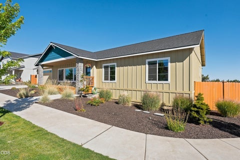 Tiny photo for 4809 SW Yew Place, Redmond, OR 97756 (MLS # 220227037)
