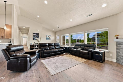 Tiny photo for 4809 SW Yew Place, Redmond, OR 97756 (MLS # 220227037)